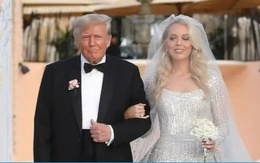 Ông Trump khoác tay con gái Tiffany bước vào lễ đường