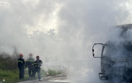 Ôtô tải bốc cháy sau va chạm với xe máy, 1 người bị thiêu tử vong