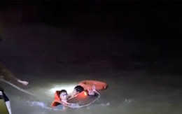 Cảnh sát lao xuống sông Hồng cứu người đàn ông nhảy cầu Chương Dương