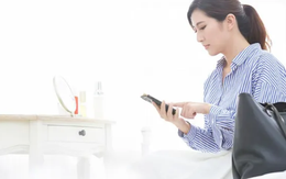 Bất ngờ khi thấy em chồng mở túi lấy tiền của tôi