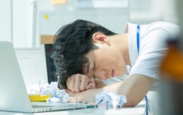Đau lòng khi thấy chồng gục trên bàn làm việc