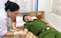 Hai cán bộ công an ở Hà Tĩnh hiến máu cứu bệnh nhân qua cơn nguy kịch