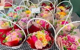 Những bó hoa độc đáo hút khách dịp 20/11
