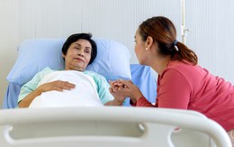 Mẹ chồng chịu đau bệnh vì không muốn con cháu phải 'gánh nợ'