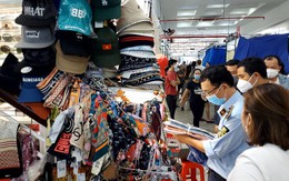 Bất ngờ kiểm tra TTTM Sài Gòn Square, thu hàng ngàn hàng thời trang có dấu hiệu giả, nhái