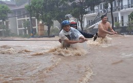 TP Quy Nhơn nước dâng cao cả mét, lũ cuốn trôi người và xe