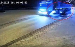 Xe máy lao như tên bắn vào xe tải, 2 thanh niên tử vong