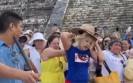 Đám đông ở Mexico đòi bắt giữ nữ du khách trèo lên di tích