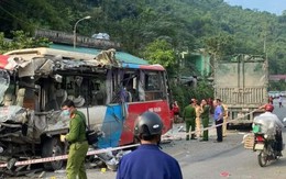 Xe khách và xe tải va chạm kinh hoàng, 5 người thương vong