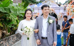 Mẹ lấy chồng mới, con trai 20 tuổi xung phong chụp ảnh cưới