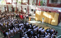 Hiệu trưởng và học sinh iSchool mặc niệm tưởng nhớ nam sinh qua đời