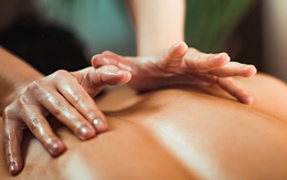 Người phụ nữ đi massage thư giãn nhưng cuối cùng phải cắt nửa thận