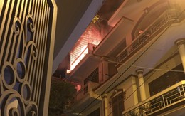 Dập tắt hỏa hoạn nhà dân trong đêm ở Hoàng Cầu, Hà Nội