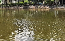 Hai nữ sinh lao xe máy xuống sông trên đường đến trường