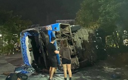 Xe khách lật ngang sau va chạm liên hoàn, nhiều khách Tây bị thương