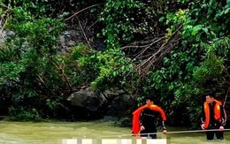 Xe chở du khách lao xuống sông khi đi tham quan thác