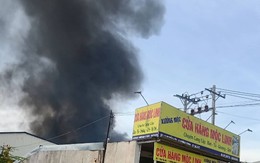 Cháy lớn kèm nhiều tiếng nổ trong xưởng nội thất ở TP Thủ Đức