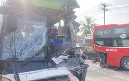 Đầu xe giường nằm vỡ toác sau cú tông, hàng chục khách la hét