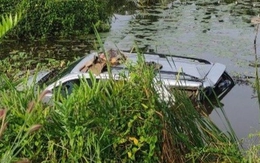 Ô tô đang đậu bên đường bị tông văng xuống ao