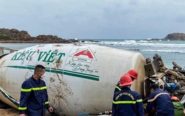 Xe trộn bê tông bất ngờ lao xuống biển, 1 người tử vong