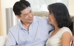 Rơi nước mắt khi chồng đưa tháng lương đầu tiên cho vợ sau 17 năm chung sống