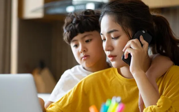 Dọn bàn học giúp con, tôi giật mình khi đọc những lời nhận xét của cô giáo