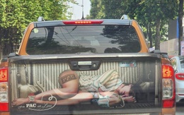 Dán decal trang trí ô tô bằng hình ảnh phản cảm bị phạt thế nào?