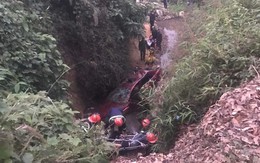 Ô tô chở 3 người rơi xuống khe suối 15 tiếng không ai biết