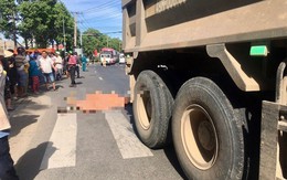 Thương tâm anh trai 10 tuổi chở em gái 8 tuổi trên xe đạp bị xe ben tông