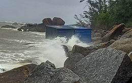 Sóng lớn hất văng 10 container chứa tủ lạnh, máy giặt xuống biển