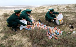 Hàng trăm hộp thuốc lá nhãn hiệu nước ngoài trôi dạt vào bờ biển Quảng Bình