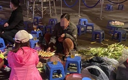 Ăn vặt ở Hồ Gươm, nhóm bạn trẻ bị 'chặt chém' 80.000 đồng cho 1 củ khoai nướng