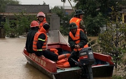 Mưa như trút khiến quốc lộ ở Huế ngập sâu, một người bị lũ cuốn mất tích