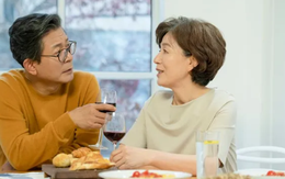 Cả nhà bất ngờ khi mẹ yêu cầu bố trả lương cho bà mỗi tháng