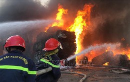 Sau tiếng nổ lớn, lửa bao trùm kho chứa phế liệu hàng trăm mét vuông