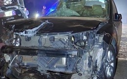 Xe Camry lao vào cổng sắt, 2 người trên xe tử vong