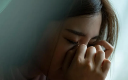Đến nhà bạn trai, thấy người con gái ngồi trong phòng tối mà tôi đau lòng