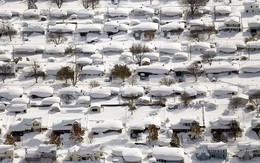 Hình ảnh Giáng sinh lạnh nhất lịch sử nước Mỹ: Bão tuyết "nuốt chửng" cả thành phố, hàng triệu gia đình không có điện