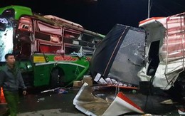 Xe khách giường nằm và xe tải tông nhau, hàng chục người bị thương