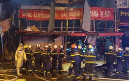 Hà Nội: Cửa hàng sửa chữa xe máy bất ngờ phát nổ, rung chấn cả một khu vực rồi bốc cháy, nhiều người bị thương