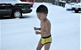 Bé 4 tuổi cởi trần chạy trong tuyết 10 năm trước sắp lấy bằng tiến sĩ