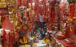 Đồ trang trí Tết tràn ngập các nẻo đường TP HCM