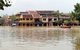 Mưa lớn, khu phố cổ Hội An ngập trong nước