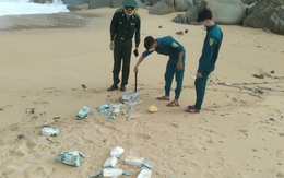 Tiếp tục phát hiện 20 túi nghi chứa ma túy dạt vào bờ biển