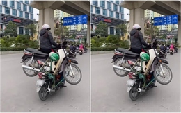 Hai xe máy "làm xiếc" trên đường phố Hà Nội