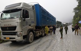 Hàng trăm khối đá đổ xuống Quốc lộ 8A, đường lên cửa khẩu Cầu Treo ách tắc
