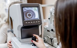 Căn bệnh khiến cô gái đột ngột mù mắt phải khi ngủ dậy