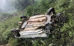 Xe taxi lao xuống vực khiến ba người bị thương nặng