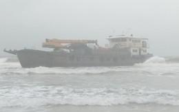 Tàu vỏ sắt ghi chữ nước ngoài trôi dạt vào vùng biển Quảng Trị
