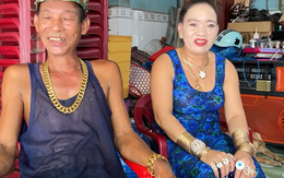 Lúc nghèo bị bạn bè khi dễ, đôi vợ chồng quần quật làm, sắm gần trăm cây vàng đeo đỏ người